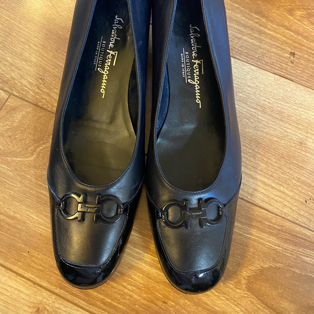 Salvatore Ferragamo flats. Size 9 AA